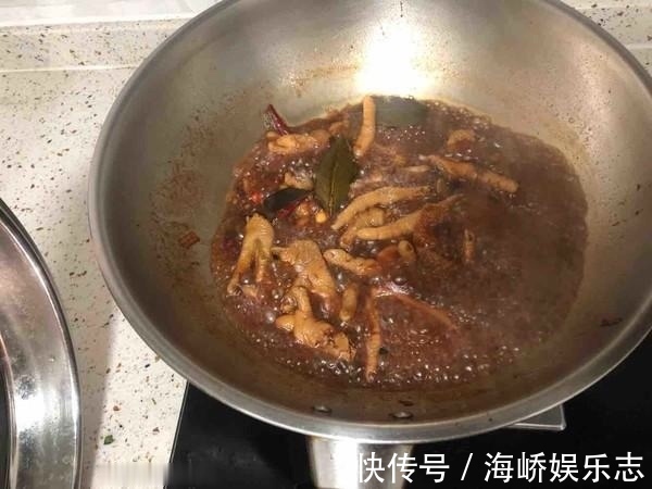教你在家做红烧鸡爪，掌握好这做法，光闻味就流口水，越吃越上瘾
