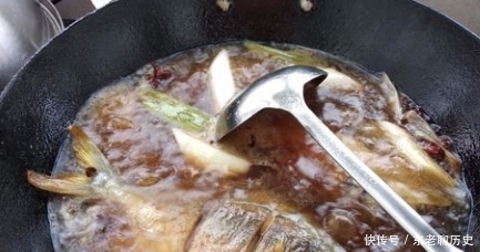 炖鱼时,别只放料酒,多加“2种料”,鱼肉鲜嫩入味,腥味全无