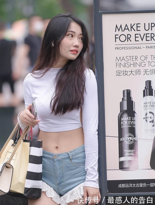 蕾丝 白T恤和牛仔短裤这么般配,难怪气质清爽,时尚感爆棚!