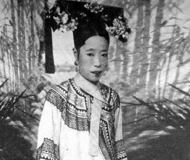 服饰|清朝妃子在衣服外搭上此物,为的是方便皇帝,一般人还真想不到