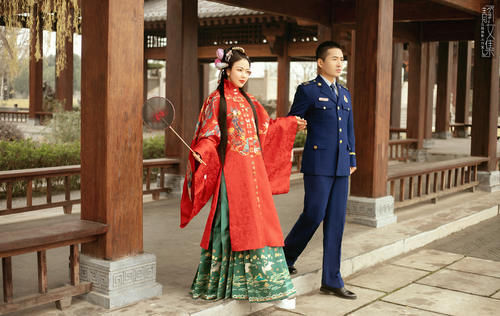 写真|当“军装蓝”遇上“汉服红”,好一个铁汉柔情,太让人羡慕了