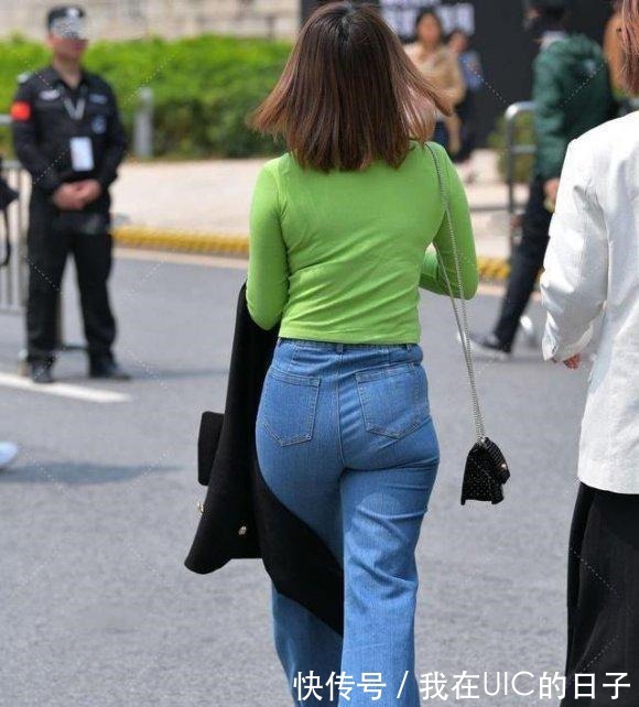 喇叭裤 果绿小衫配喇叭裤,微胖的身材也能穿出拉风的美,好看又显身材!