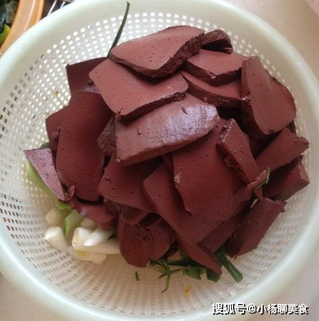炒猪血时，直接下锅炒就错了！多做1步，猪血无腥味，还香嫩好吃