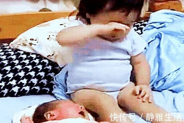 下意识|姐姐睡觉被弟弟吵醒,见妈妈没在,姐姐下意识的举动让人暖心