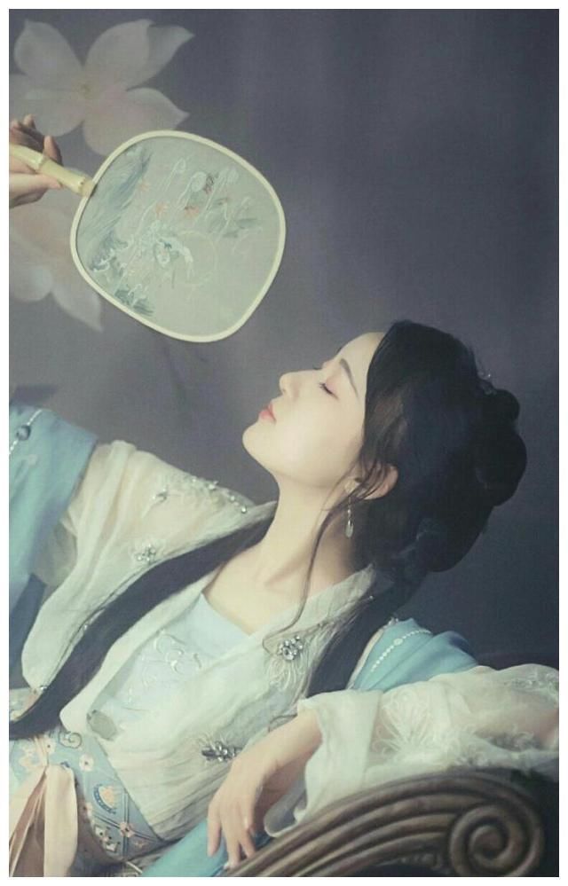 白月光$穿书: 穿成反派白月光,在反派占有欲十足的目光下,她瑟瑟发抖