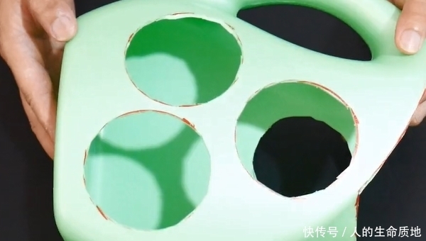 洗衣液瓶别当废品卖了,中间切3个圆,放在卫生间,全家人抢着用