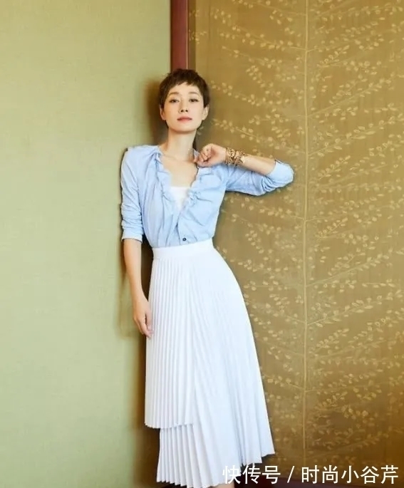 衬衫 马伊琍把“上浅下深”带火了,奶茶色衬衫配烟管裤,温柔又高级