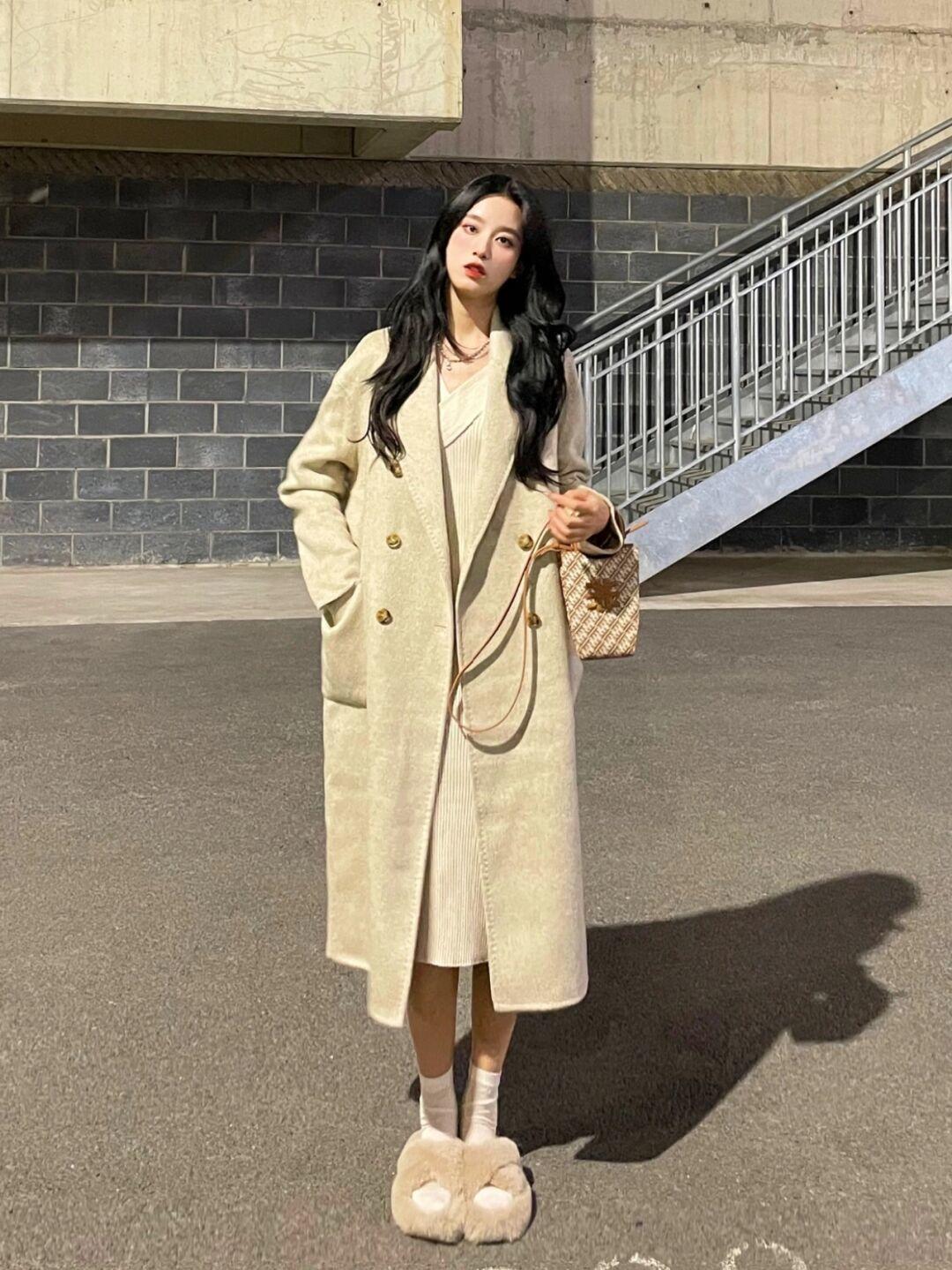 穿搭|今冬试试“针织连衣裙+大衣”的款,既有风度又有温度,绝绝子!