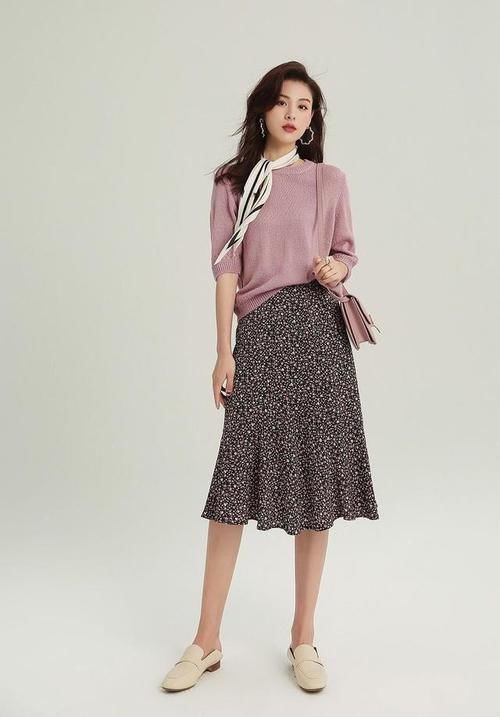 早春流行穿搭是这样的：针织衫+碎花半裙，时髦又优雅，你也试试