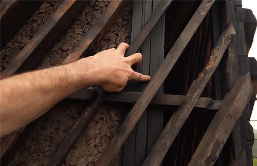 种菜|他用40棵松树,在荒山野林建起小屋,屋顶种菜生活自给自足