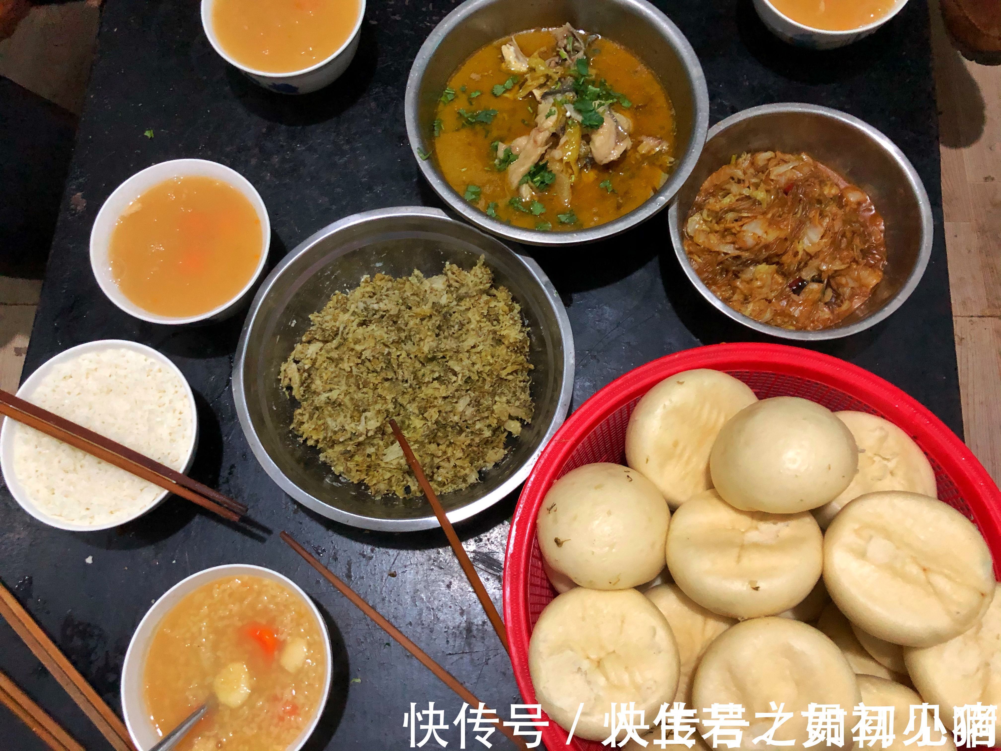 去娘家吃晚饭,妈妈准备了菜、粥和豆包,都是花钱买不到味道
