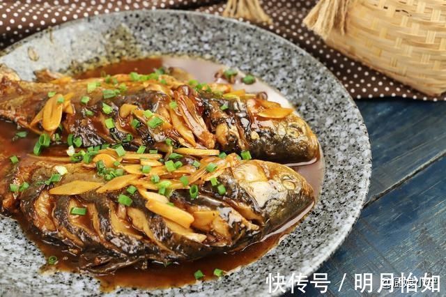 鱼腥味|鱼不要直接下锅煎，多加“这1步”，皮不破，肉不碎，锅不粘