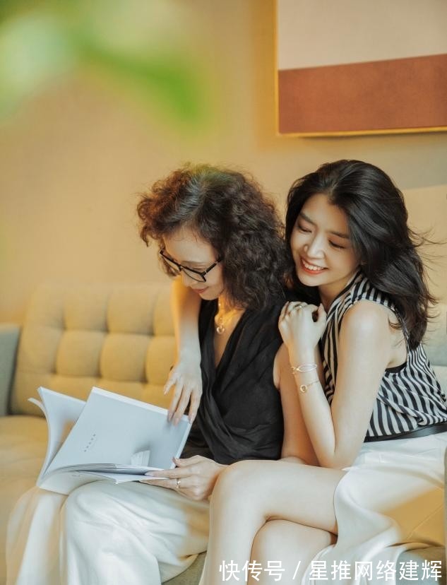 配色|55岁后该怎么穿?学习三木妈妈的夏季搭配,简约而有质感