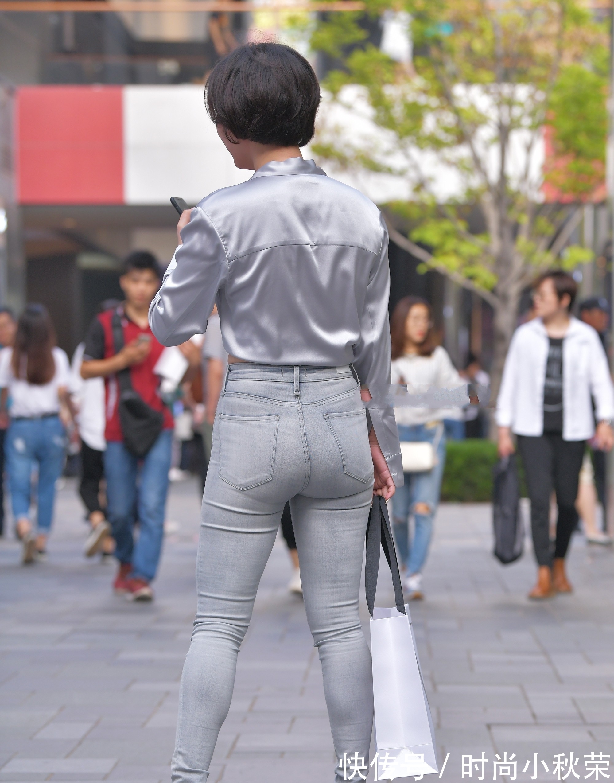 复古|银色真丝衬衫搭配浅灰破旧牛仔裤,风格独特,复古气息十足