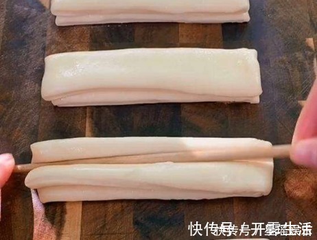 黄油|炸油条时,别加酵母和黄油了,早餐店老板:教你一招,金黄香酥脆