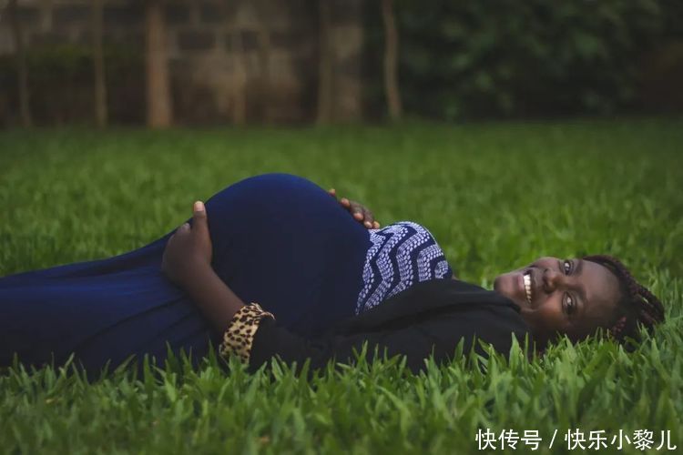 孕期|孕妇“偷吃”雪糕,被丈夫看见后赶紧闪躲,孕期能吃雪糕?