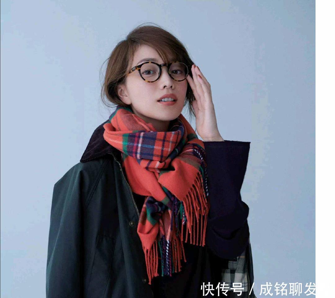 中年|中年女人更要懂搭配,三种围巾系法让穿搭更高级,美嫩保暖又洋气