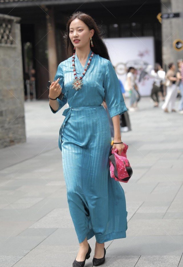 古风|蓝色裹身裙看着像袈裟,材质的选择更是古风,装饰高跟鞋都很复古