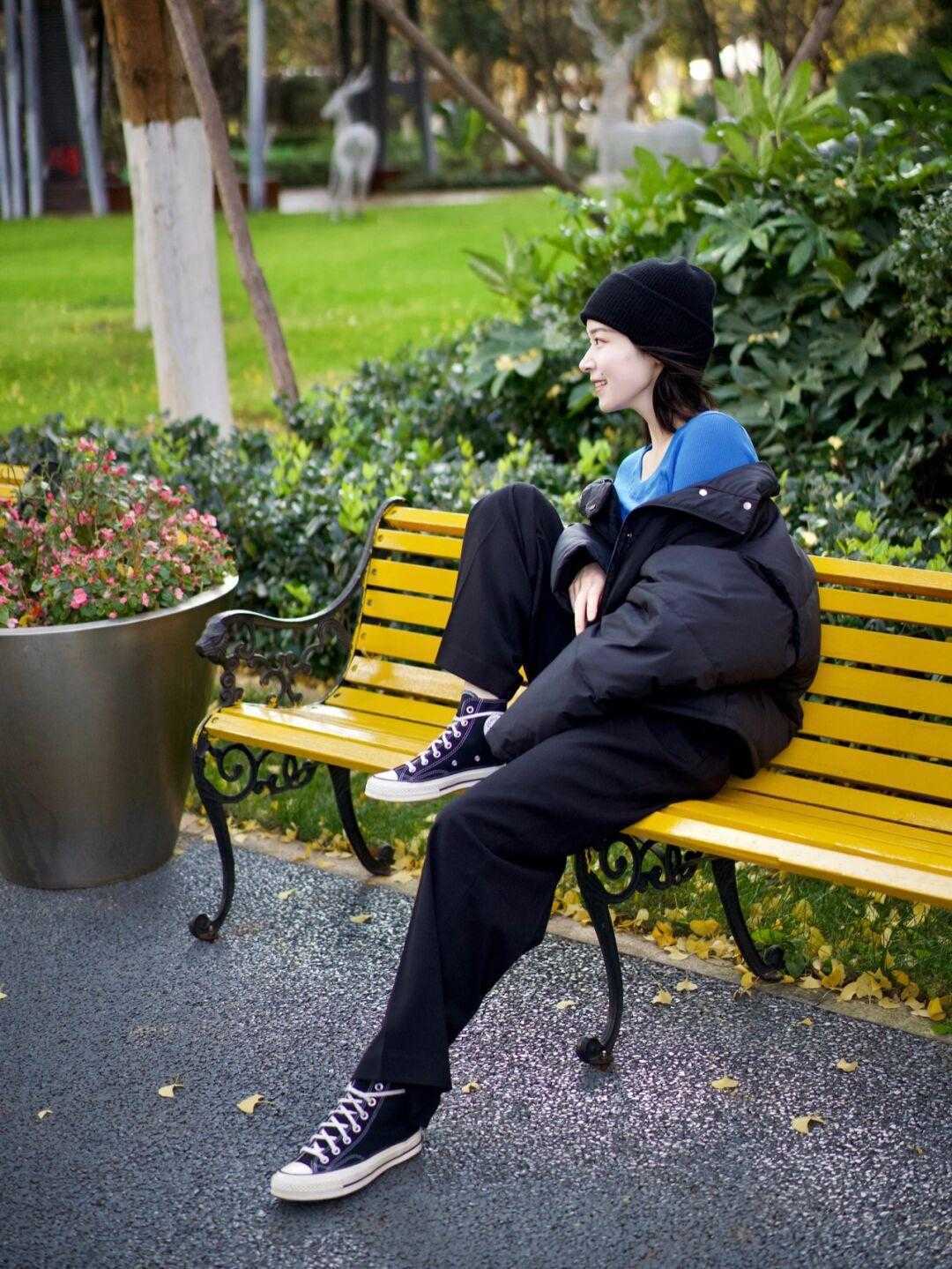 羽绒服 爱美的女人穿羽绒服不配打底裤,这些裤子更时髦个性,你有几条?