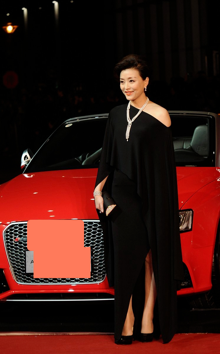 洋气|杨澜:腹有诗书气自华,一袭黑色斜肩连衣裙高级洋气,气质端庄