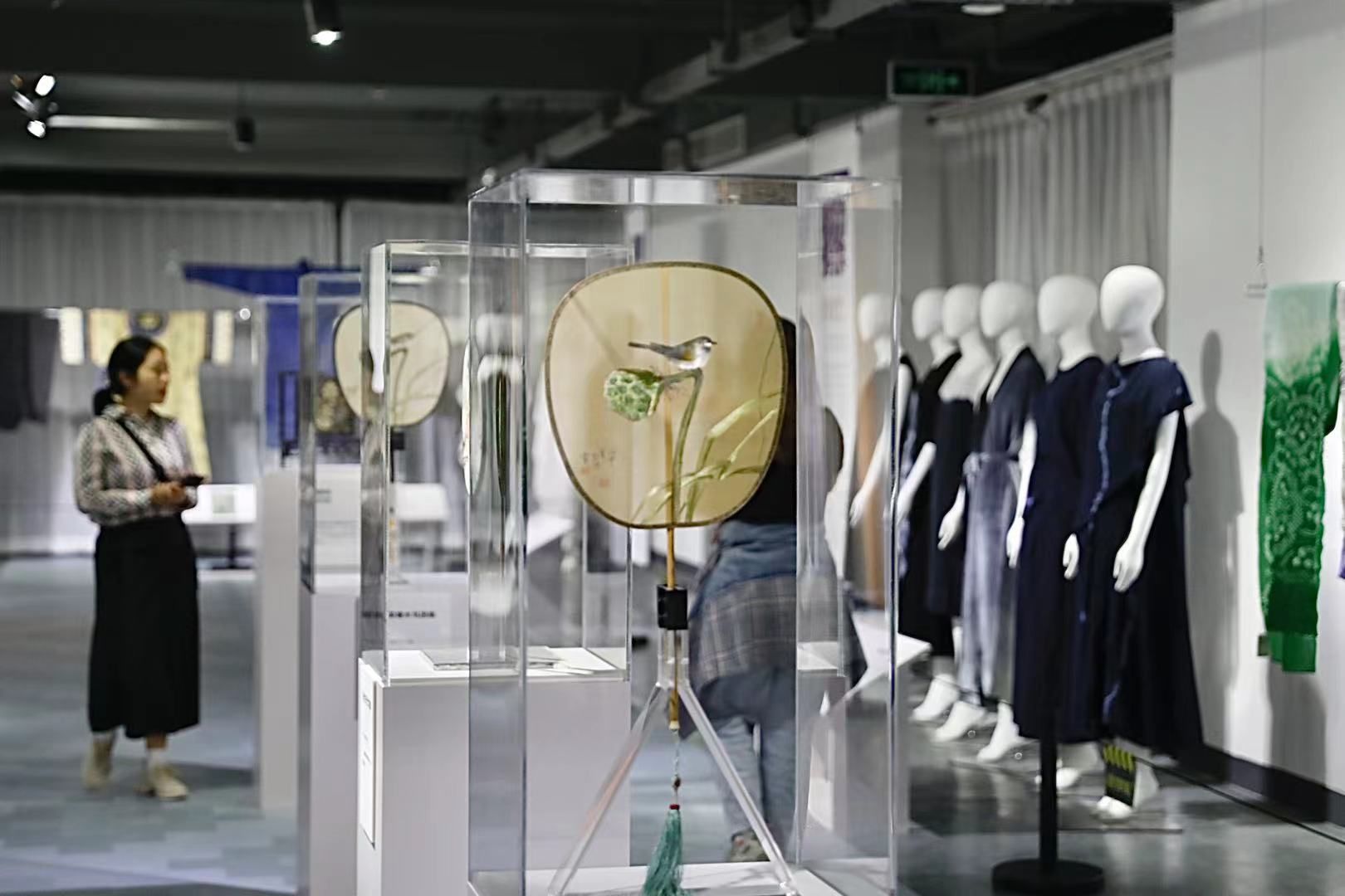 汉族@惊艳!“寸锦寸金”的云锦、“玲珑五色”的苏绣等非遗技艺碰撞现代设计,“国风”大展在东华大学开幕