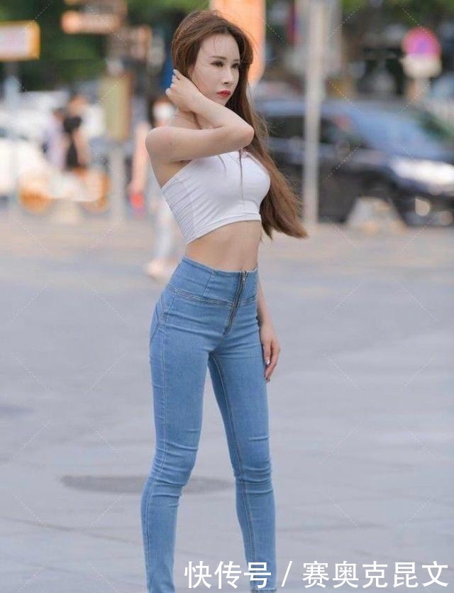 牛仔裤|白吊带配浅蓝色修身牛仔裤,充满活力,令人心旷神怡