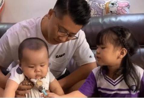 姐姐 “套路”弟弟,弟弟信以为真后一脸震惊,笑翻网友:太天真