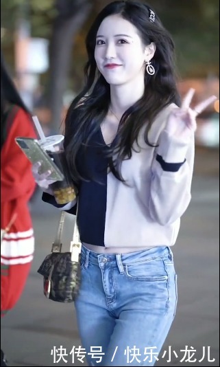 挥手|小姐姐太可爱了,不光跟我们比耶,走了还挥手拜拜