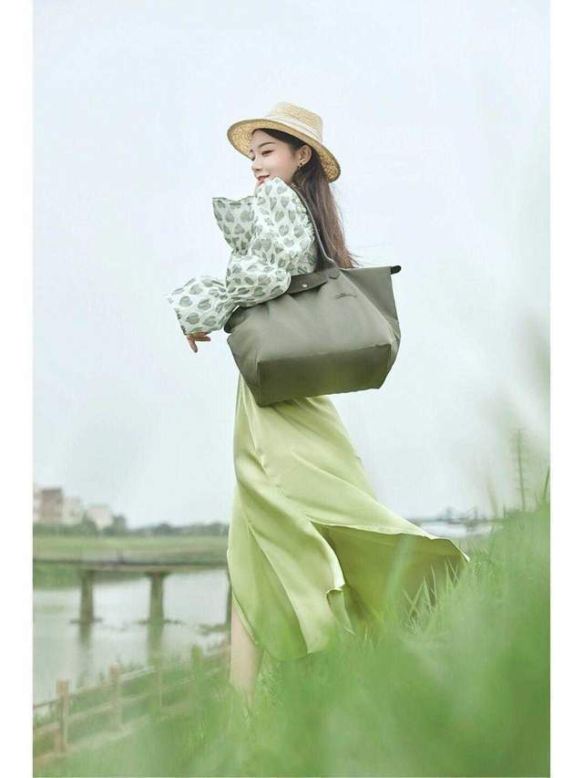衬衫|半身裙在秋天依然风头不减,搭配泡泡袖衬衫,这才是“高级穿法”