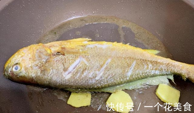 黄花鱼别再清蒸了，试一试这个做法，解馋还下饭！