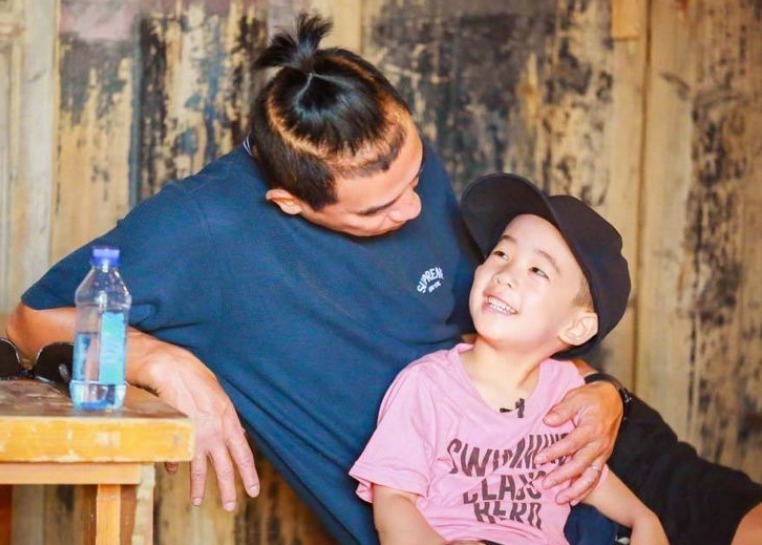 嗯哼看不惯陈小春吃饭坐姿，陈小春：我们穷人家，太子你回房吃吧