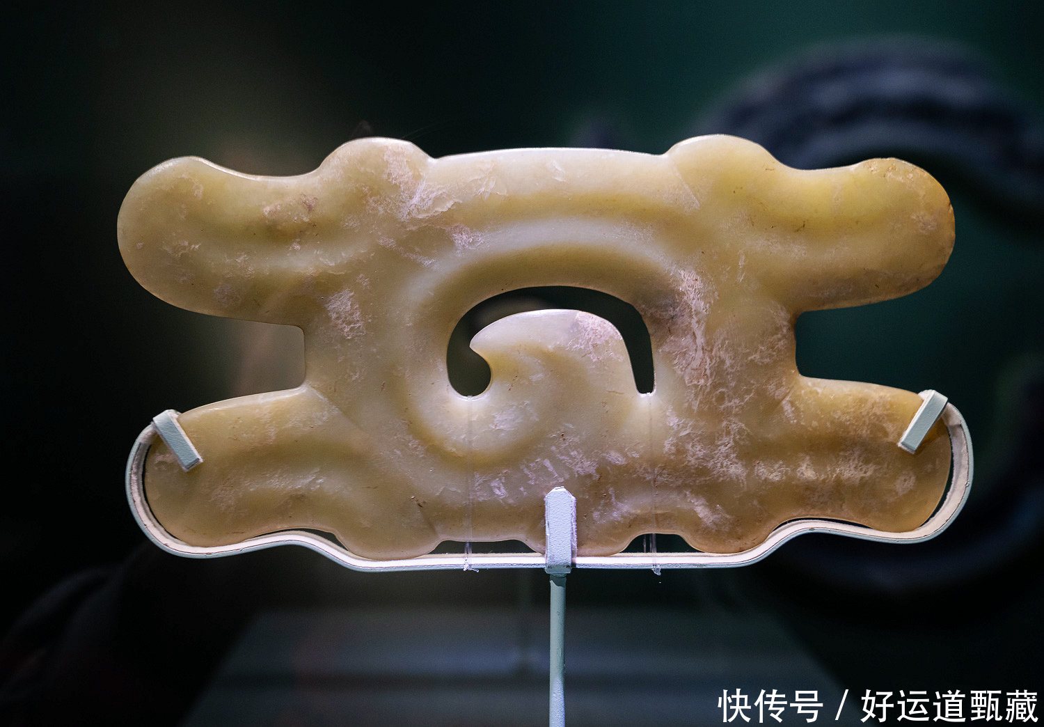 红山|红山文化玉器神秘色彩的图腾象征,材料质地细密,造型深厚凝重