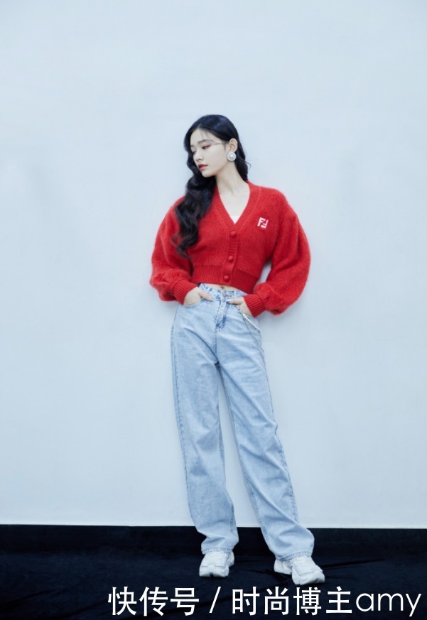 拉进黑名单的“死亡白袜”,却被林允穿出高级感,秀出漫画腿太撩了