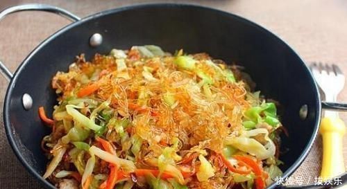 包菜别只顾着炒肉了,加上一点“它”,味道鲜美,孩子超爱吃