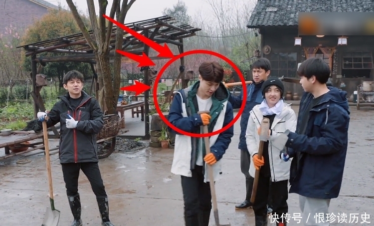 《向往5》嘉宾拍合照,本以为张艺兴主动让C位,原来只是个误会