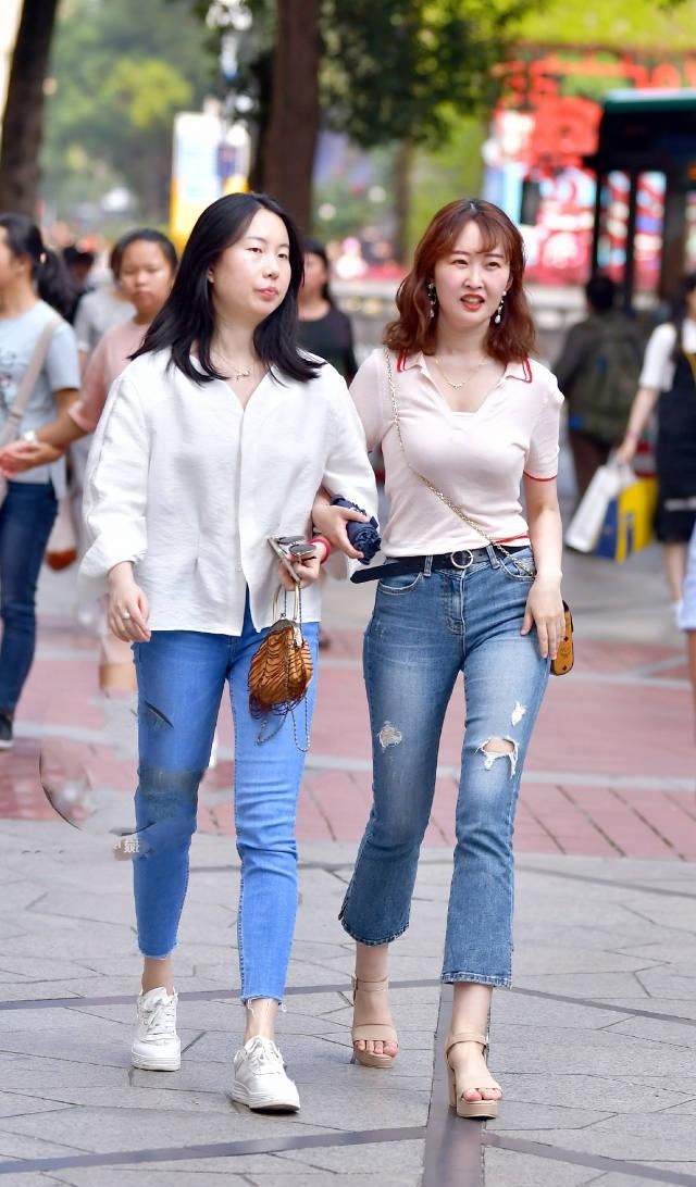 路人街拍,小姐姐很有甜美范,配上一双凉鞋,女神气质满满啊