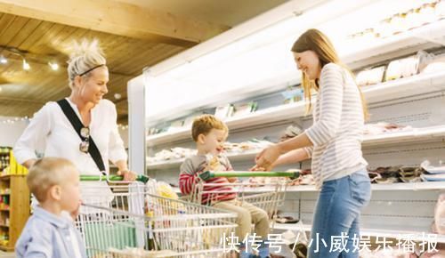 莉莉|孩子逛超市偷拿一袋糖,两位妈妈不同做法,教育出的孩子截然不同