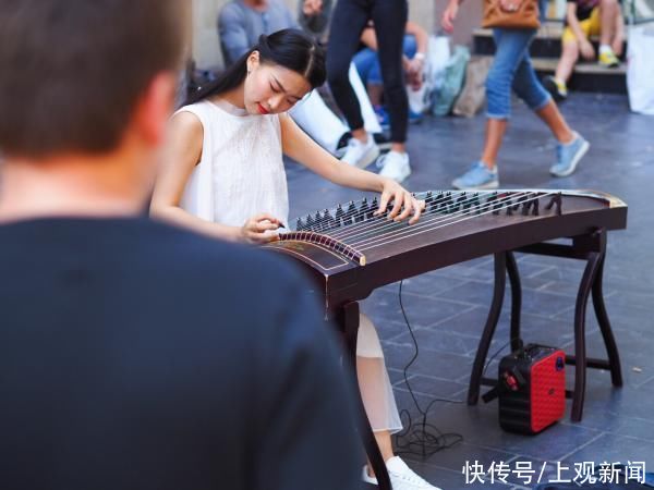汉服女孩法国街头走红：我弹的是古筝，不是日本筝