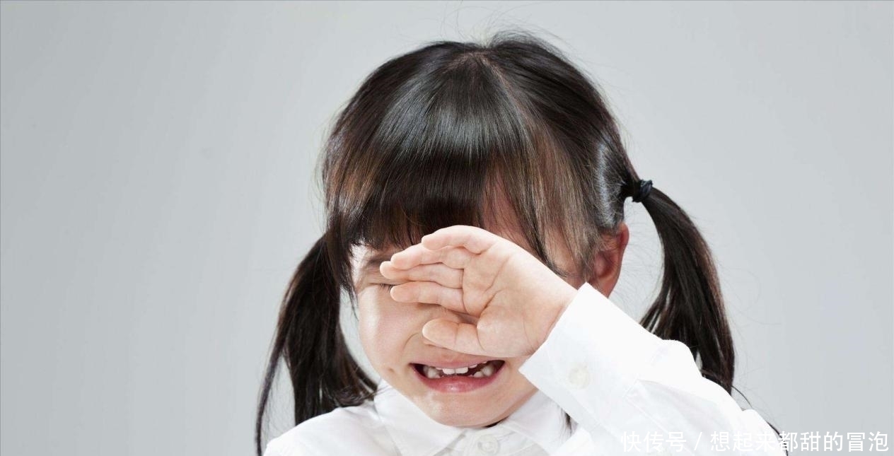 检查|6岁女孩逛超市,衣服鼓囊被怀疑偷东西,店员检查后忍不住落泪