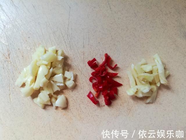 茎干|炒空心菜别焯水,学会餐馆的做法,多加2物,爽脆入味不发黑