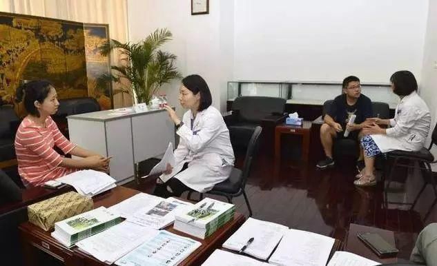 医生|6岁女童到周五就肚子痛,父母带她检查,医生:你俩离婚吧