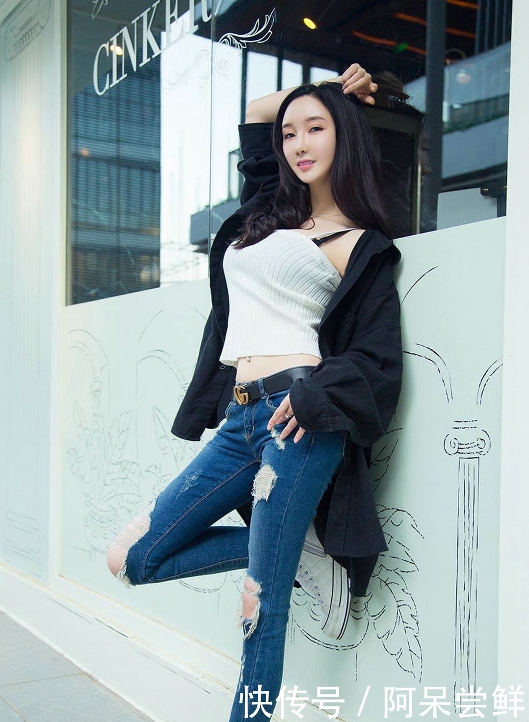 紧身|紧身牛仔裤:丰满凹凸时尚小姐姐,丰姿绰约,尽显曼妙身姿!