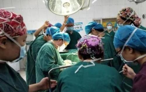 畸形儿|为了生女儿,46岁高龄产妇“拼二胎”,孩子出生后全家却哭作一团