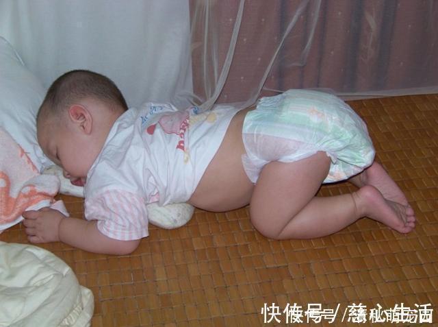 家长|孩子喜欢“跪着”睡觉，该不该纠正？医生：很多家长都错了