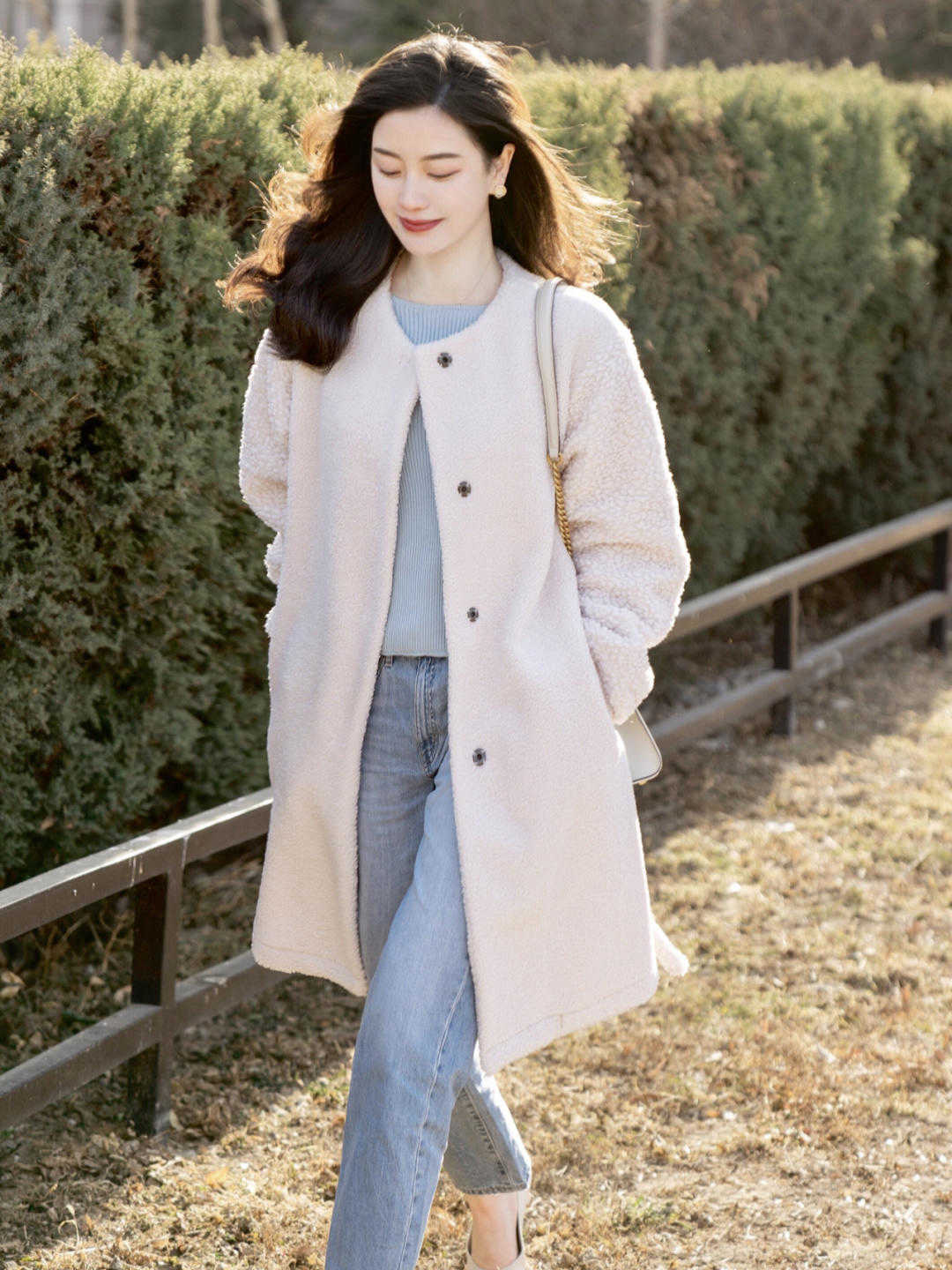 牛仔裤|秋季,针织衫是衣柜必备,搭配牛仔裤高级时髦,极简穿搭照样高级