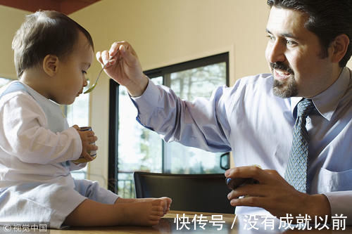 喂食|还在追着喂饭?爸妈不妨做好4件事,让孩子爱上自己吃饭