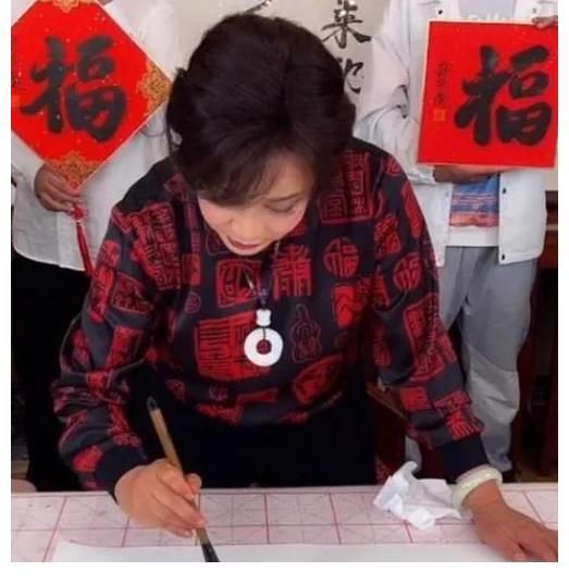 直播&刘晓庆直播卖书法：两个字售价9999，一共卖出16幅，她还说便宜了