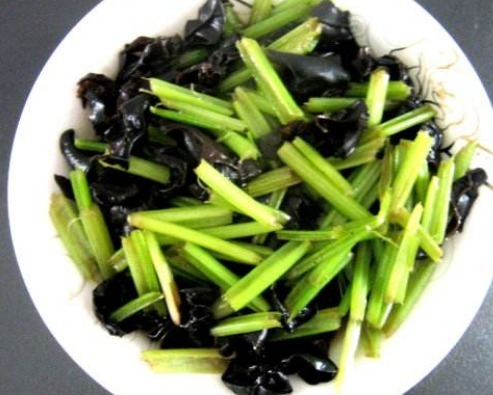 芹菜|天然“刮油菜”找到了,每天炒一盘,排出身体毒素,越吃越瘦