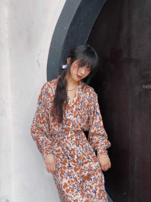 搭配|碎花裙在秋天没过时，依然很好看，搭配一件外套温柔优雅又有气质