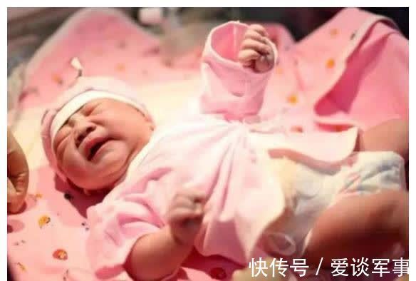 父母们|婴儿对着母亲“微笑”,医生伸手就是一巴掌,了解原因后宝妈道谢